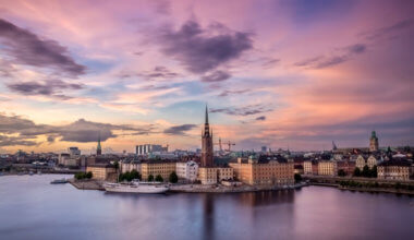 一张在日落时拍摄的斯德哥尔摩的长曝光照片，天空是紫色的