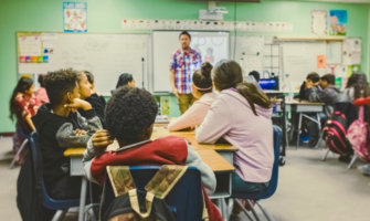 一个男人用国外学生教室教英语