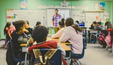 一个男人用国外学生教室教英语