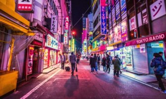 这是日本东京繁忙街道的霓虹灯夜景