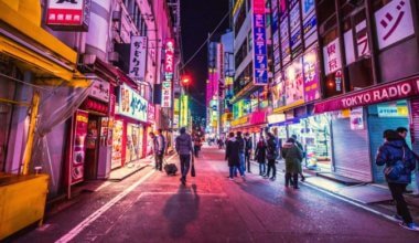 日本东京繁忙的街道的霓虹夜照片