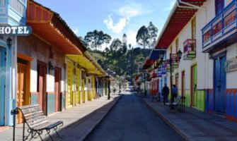 在哥伦比亚的一条五颜六色的狭窄的街道