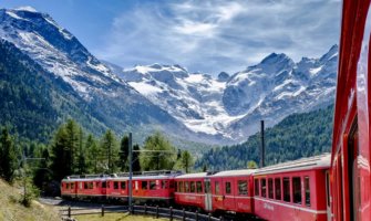 火车超速瑞士山脉