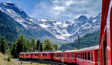 一列火车在瑞士的群山中疾驰