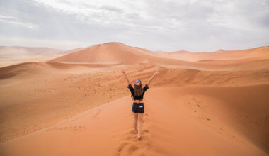 Kristin addis走在沙丘
