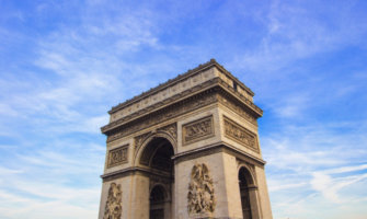 法国巴黎，凯旋门在蔚蓝天空的映衬下
