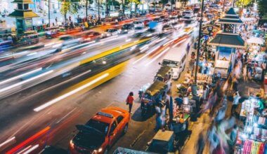 这是泰国曼谷夜间繁忙街道的长曝光照片