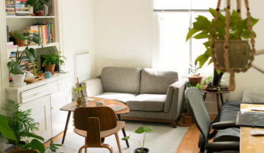 阳光明媚的公寓，舒适的沙发和绿色的植物
