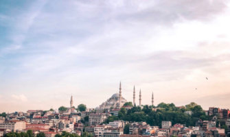 伊斯坦布尔全景，背景是一座巨大的清真寺