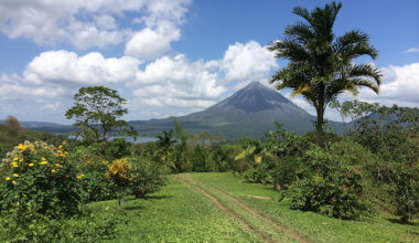 哥斯达黎加的一座被群山和丛林包围的火山