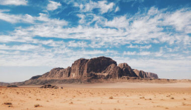 约旦干旱的瓦迪拉姆平原上的蓝天