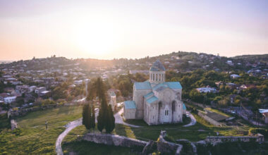 一座小山的孤立教堂在格鲁吉亚