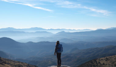 一个独自站在山上的女旅行者