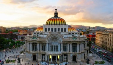 墨西哥城众多美丽的历史建筑之一