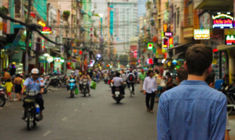 一个独自在东南亚背包旅行的男性