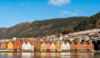 卑尔根，挪威的历史和五颜六色的老大厦在夏天