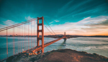金门桥梁在日落期间在旧金山