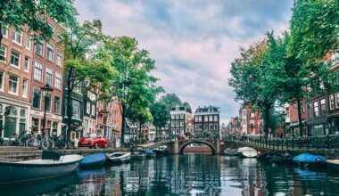 荷兰，美丽的阿姆斯特丹，运河平静的水面