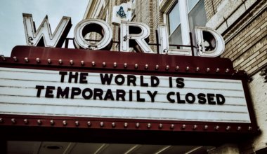 电影院的广告牌上写着世界已关闭