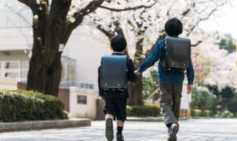两个年轻的日本学生走到学校