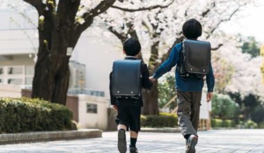 两个年轻的日本学生步行上学