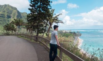 诺瓦迪克·马特在夏威夷望着水面