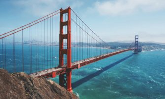 望着在美国旧金山海岸的金门桥梁，美国