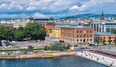 奥斯陆市中心，挪威在夏天在水附近
