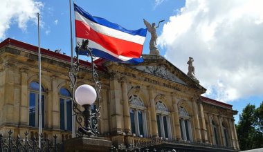 哥斯达黎加国旗在圣José哥斯达黎加的历史剧院前飘扬