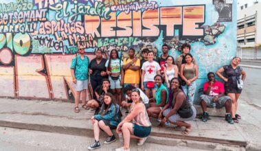 来自FLYTE的学生在国外旅行时在街头艺术附近摆姿势