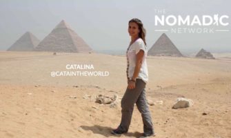 在金字塔附近的独奏女性旅行者在埃及