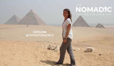 一位独自一人的女性旅行者在埃及金字塔附近