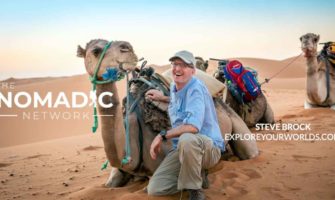 在骆驼旁边的旅行Steve Brock在沙漠