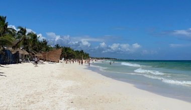墨西哥图卢姆，阳光灿烂的一天，宽阔的海滩