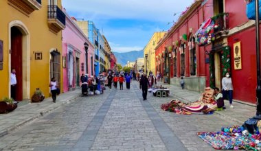 墨西哥瓦哈卡市狭窄多彩的街道