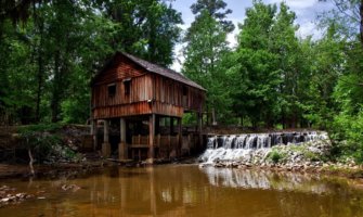 美国南部一条河边的一座古老的木制建筑