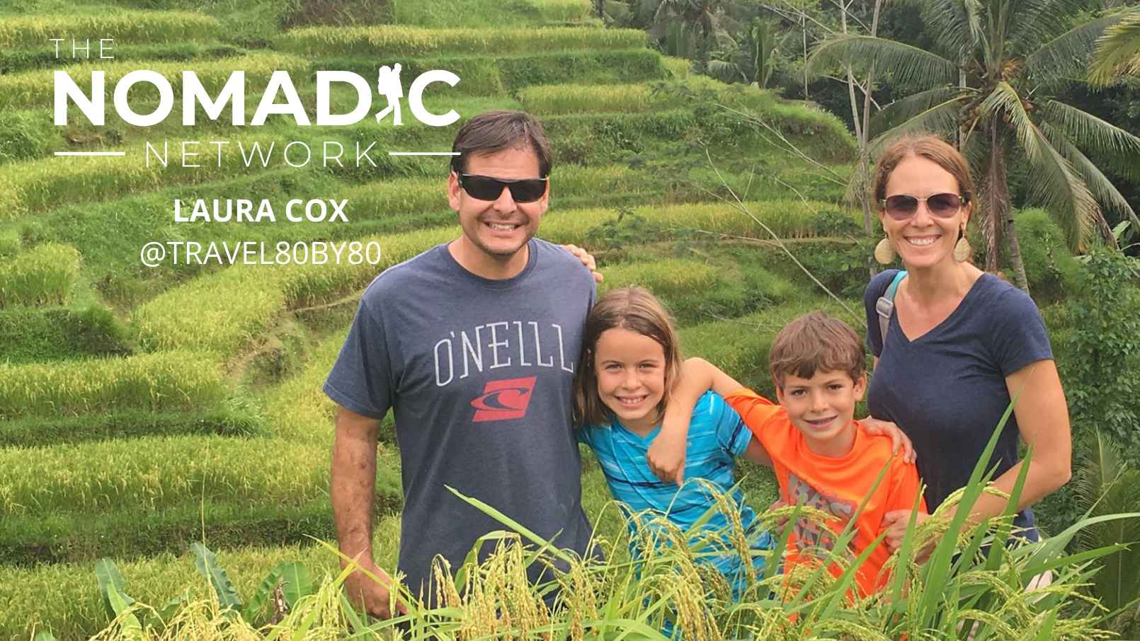 一家四口探索亚洲的稻田，进行家庭旅行