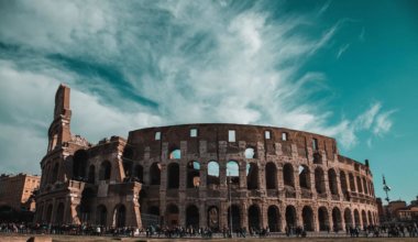 古老罗马体育馆在罗马，意大利的夏天设置了反对蓝天