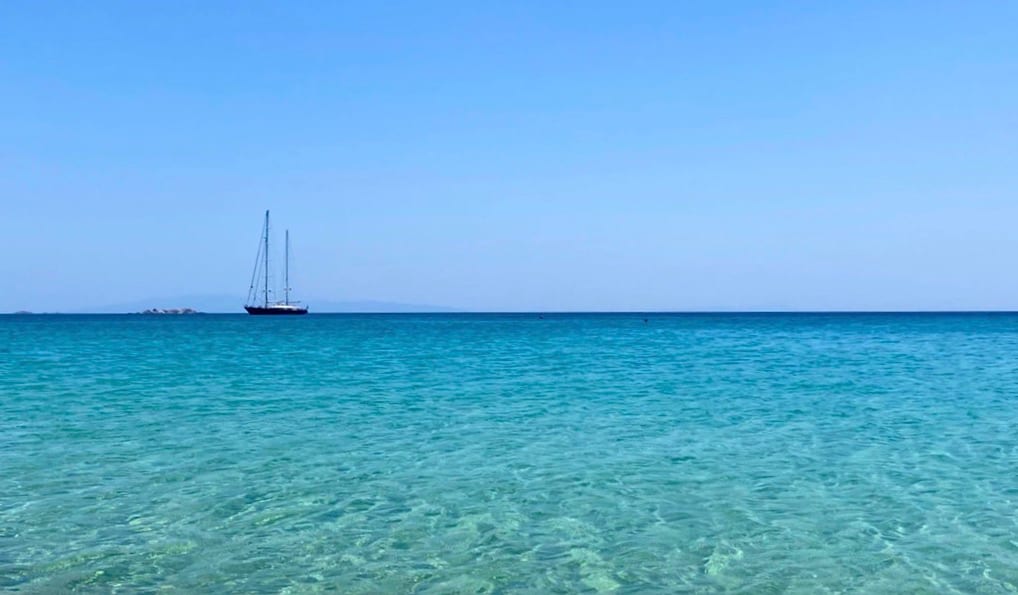 夏季希腊基拉德群岛平静清澈的海水