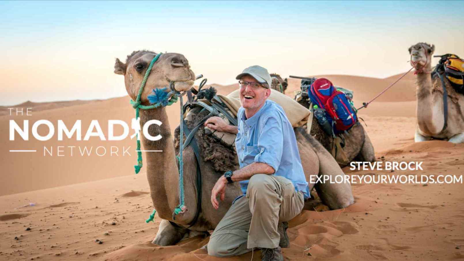 作家兼旅行家史蒂夫·布洛克在撒哈拉沙漠骑着骆驼