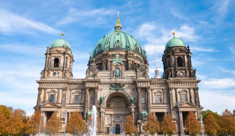 德国柏林，一个阳光灿烂的夏日，标志性的柏林大教堂