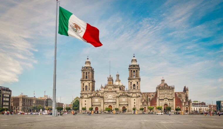 墨西哥墨西哥城的一座历史建筑前，一面巨大的墨西哥国旗