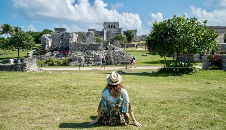 独自旅行的女游客克里斯汀·阿迪斯在墨西哥欣赏一些古老的遗迹