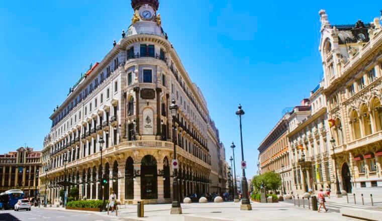迷人的历史建筑在马德里，西班牙在一个明亮的夏天