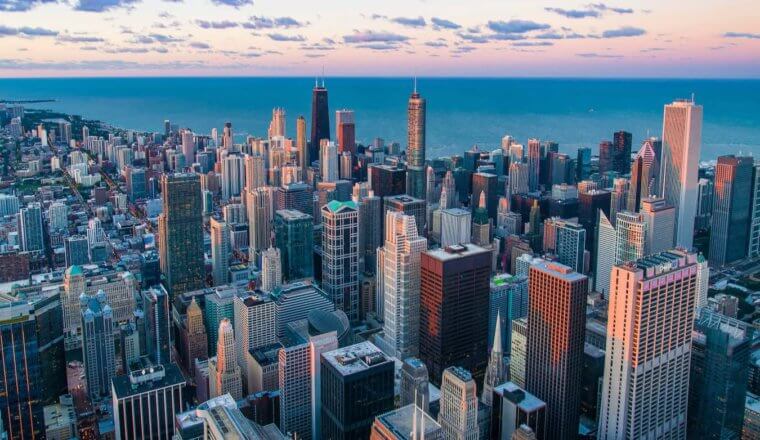 芝加哥高耸的天际线和众多的摩天大楼