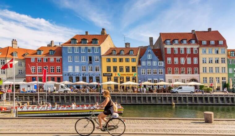 当有人骑车经过时，哥本哈根五颜六色的建筑就在水边
