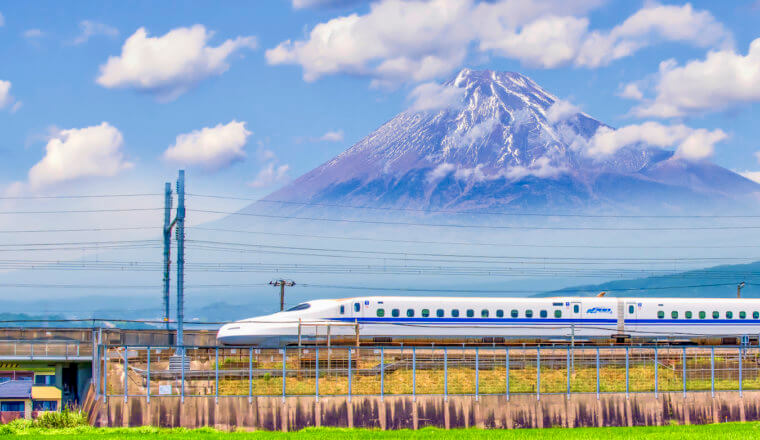 一列子弹头列车从日本著名的富士山前穿过