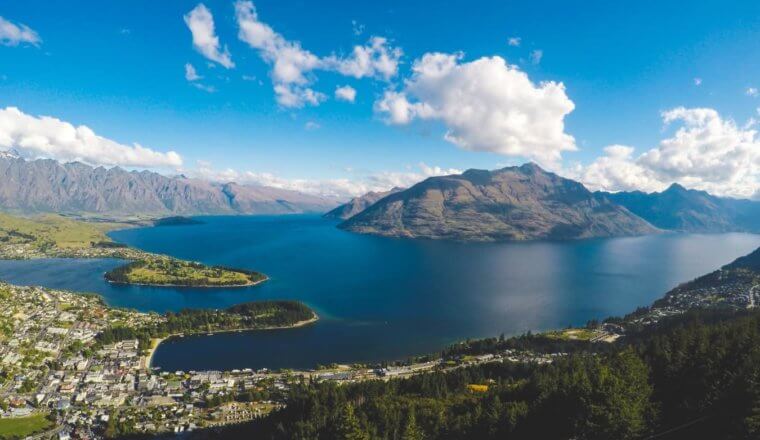 鸟瞰新西兰皇后镇，这座城市建在水面上，背景是群山