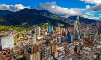 哥伦比亚波哥大的天际线，摩天大楼耸立在郁郁葱葱的安第斯山脉上