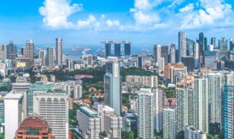 新加坡城市的天际线，在一个阳光明媚的日子里，密集的摩天大楼